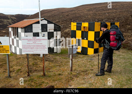 Der Checkpoint auf der Straße bis zum Leuchtturm am Rand des Cape Wrath Truppenübungsplatz, Sutherland, Schottland, Großbritannien Stockfoto