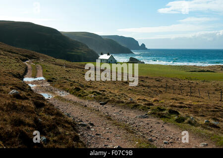 Die Strecke nähert sich Kearvaig Bothy an der Kearvaig Bucht, an der Nordküste östlich von Cape Wrath, Sutherland, Schottland, UK. Stockfoto