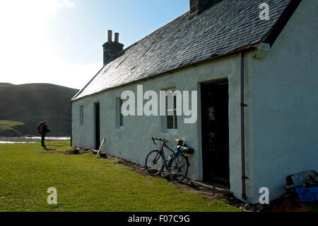 Kearvaig Bothy an der Kearvaig Bucht, an der Nordküste östlich von Cape Wrath, Sutherland, Schottland, UK. Stockfoto