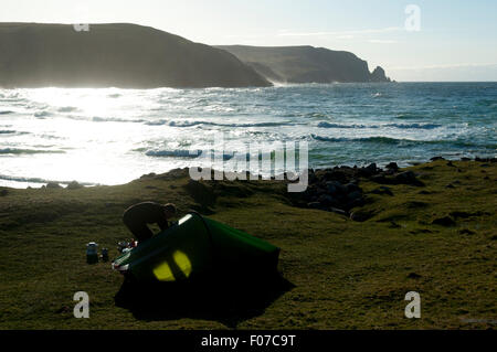 Wild campen an der Kearvaig Bucht, an der Nordküste östlich von Cape Wrath, Sutherland, Schottland, UK. Stockfoto