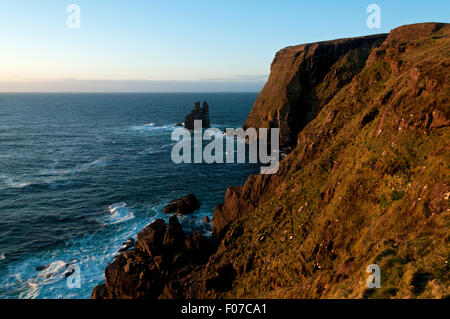 Stapeln Sie Klippen östlich von Kearvaig Bay und Stapel Clò Kearvaig Meer, an der Nordküste östlich von Cape Wrath, Sutherland, Schottland, UK Stockfoto