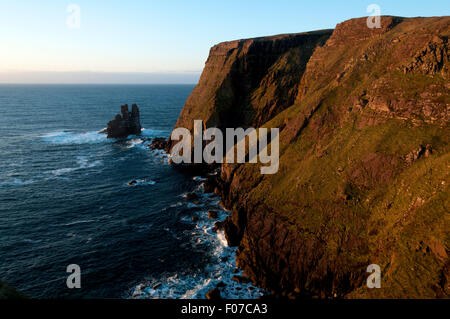 Stapeln Sie Klippen östlich von Kearvaig Bay und Stapel Clò Kearvaig Meer, an der Nordküste östlich von Cape Wrath, Sutherland, Schottland, UK Stockfoto