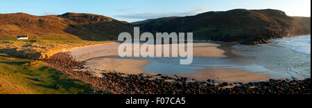 Panorama der Kearvaig Bay bei Sonnenuntergang an der Nordküste östlich von Cape Wrath, Sutherland, Schottland, UK. Stockfoto