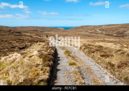 Ein Wanderer auf dem Weg zum Cape Wrath Leuchtturm, Sutherland, Schottland, Großbritannien. Stockfoto