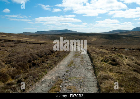 Ein Wanderer auf dem Weg zum Cape Wrath Leuchtturm, Sutherland, Schottland, Großbritannien. Stockfoto