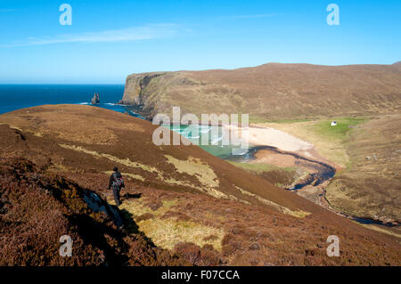 Ein Spaziergänger nähert sich Kearvaig Bucht an der Nordküste östlich von Cape Wrath, Sutherland, Schottland, UK. Stockfoto