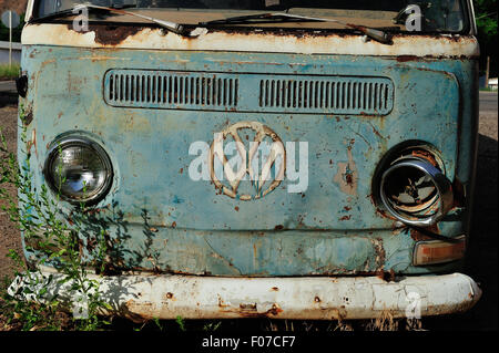 Einen alten VW-Bus sitzt auf einem Schrottplatz erwarten es ist Schicksal. Stockfoto