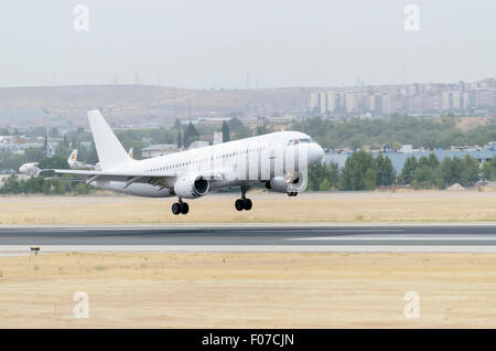 Madrid, Spanien. 8. August 2015. Flugzeug-Airbus A320 - 211 - der - SmartLynx-Airline, landet am Flughafen Madrid-Barajas - Adolfo Suarez - am 8. August 2015. Bildnachweis: Russet Apfel/Alamy Live News Stockfoto