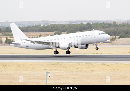 Madrid, Spanien. 8. August 2015. Flugzeug-Airbus A320 - 211 - der - SmartLynx-Airline, landet am Flughafen Madrid-Barajas - Adolfo Suarez - am 8. August 2015. Bildnachweis: Russet Apfel/Alamy Live News Stockfoto