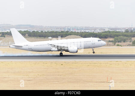 Madrid, Spanien. 8. August 2015. Flugzeug-Airbus A320 - 211 - der - SmartLynx-Airline, landet am Flughafen Madrid-Barajas - Adolfo Suarez - am 8. August 2015. Bildnachweis: Russet Apfel/Alamy Live News Stockfoto