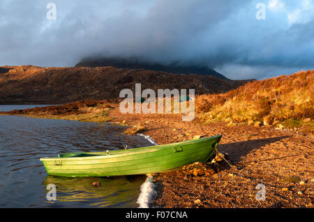 Suilven bei Sonnenuntergang von einem wilden Camp auf dem südlichen Ufer von Fionn Loch, Inverpolly Wald, Sutherland, Schottland Stockfoto