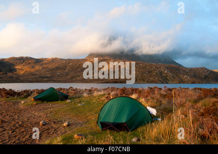 Suilven bei Sonnenuntergang von einem wilden Camp auf dem südlichen Ufer von Fionn Loch, Inverpolly Wald, Sutherland, Schottland Stockfoto