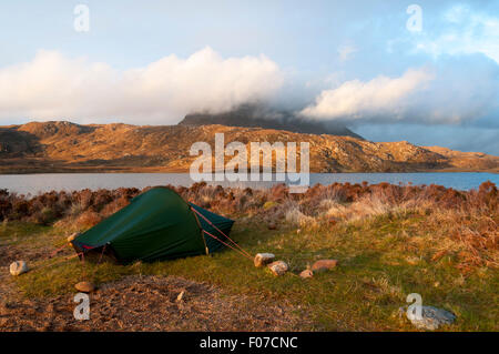 Suilven bei Sonnenuntergang von einem wilden Camp auf dem südlichen Ufer von Fionn Loch, Inverpolly Wald, Sutherland, Schottland Stockfoto