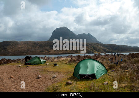 Suilven aus einem wilden Lager auf dem südlichen Ufer von Fionn Loch, Inverpolly Wald, Sutherland, Schottland Stockfoto