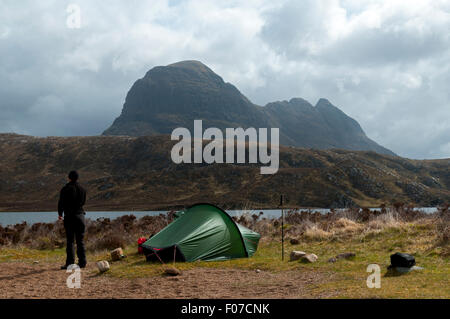 Suilven aus einem wilden Lager auf dem südlichen Ufer von Fionn Loch, Inverpolly Wald, Sutherland, Schottland Stockfoto