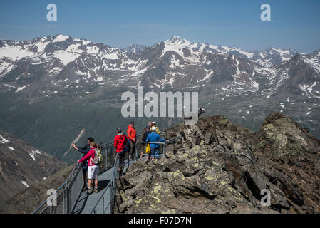 Bilder in und rund um die Tiroler Dorf von Obergurgl Touristen auf der Aussichtsplattform Wurm Kogel Stockfoto