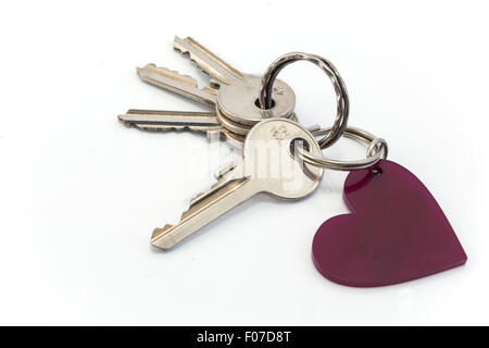 Schlüssel mit Herz isoliert auf weiss Stockfoto