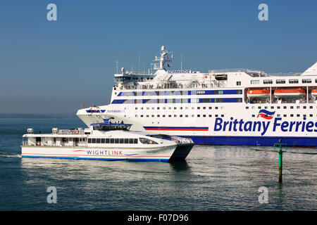 Blick auf das Auto Brittany Ferries Fähre Normandie verlässt Portsmouth Harbour vorbei Wightlink Fähre Hafen anlaufen. Stockfoto