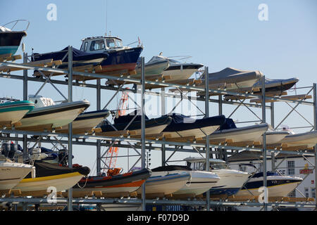 Stapel von Booten. Ungewöhnlicher Anblick mit einem Rack voller Boote am Kai im Sturz Dock Old Portsmouth. Stockfoto