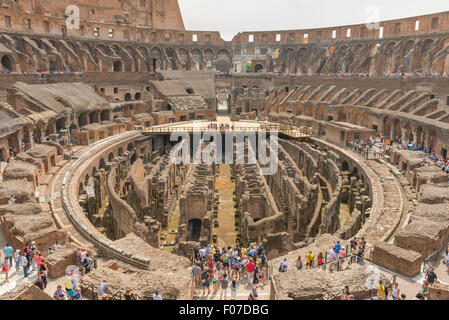 Colosseum Rom Italien, Blick auf Touristen, die das Innere des Kolosseums im Zentrum von Rom, Italien besuchen. Stockfoto