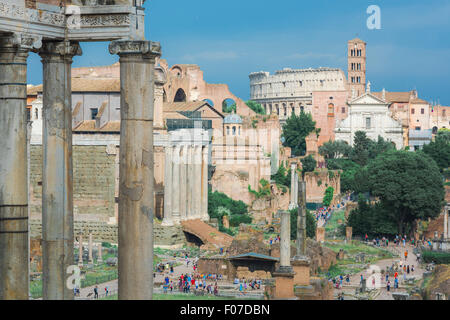 Forum Rom, des Forums im Zentrum von Rom mit den flavischen Kolosseum in der Ferne, Rom Italien. Stockfoto