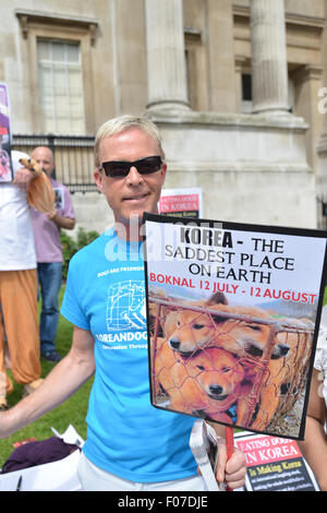 Trafalgar Square, London, UK. 9. August 2015. Demonstranten halten Banner gegen die Koreaner Hundefleisch Handel © Matthew Chattle/Alamy Stockfoto