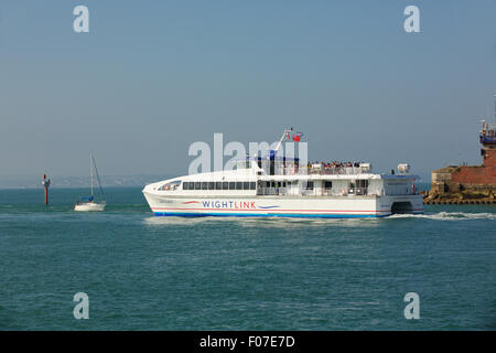 Wightlink Katamaran Wight Ryder II eine schnelle Fähre verlässt Portsmouth Überschrift für Ryde auf der Isle Of Wight. Stockfoto