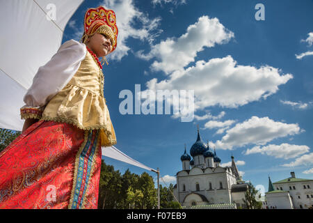 Susdal, Russland. 8. August 2015. Mittelalterliche russische Stadt Susdal in der Vladimir Region feiert das Stadtfest mit Volksfesten, Russland Credit: Nikolay Vinokurov/Alamy Live News Stockfoto