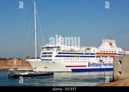 Blick auf das Auto Brittany Ferries Fähre Normandie verlässt Portsmouth Harbour für die offene See. Stockfoto