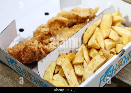 Frisch zubereiteten englischen Fish and Chips in einer box Stockfoto