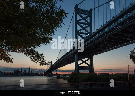Blick auf die Ben Franklin Bridge von Camden, auf der New Jersey Seite des Delaware River. Stockfoto