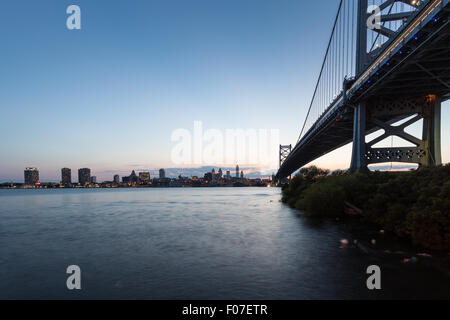 Blick auf die Ben Franklin Bridge von Camden, auf der New Jersey Seite des Delaware River. Stockfoto