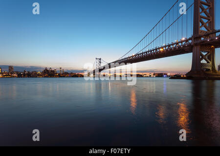 Blick auf die Ben Franklin Bridge von Camden, auf der New Jersey Seite des Delaware River. Stockfoto