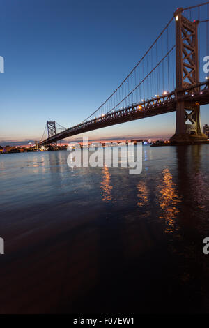 Blick auf die Ben Franklin Bridge von Camden, auf der New Jersey Seite des Delaware River. Stockfoto