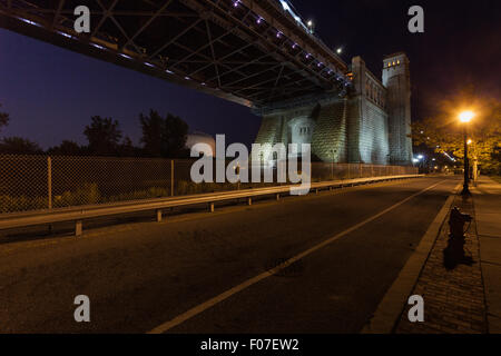 Blick auf die Ben Franklin Bridge von Camden, auf der New Jersey Seite des Delaware River. Stockfoto