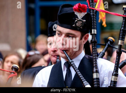 Eine Piper spielt auf Pipefest 2015 - Massed Pipe Bands März auf der Royal Mile in Edinburgh während des Festivals 2015 Stockfoto