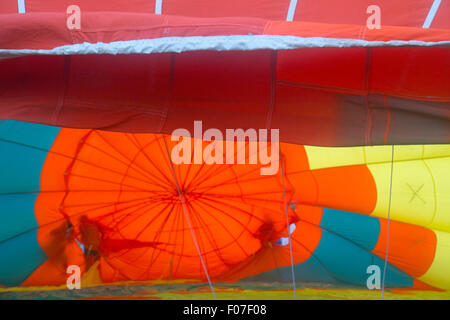 Crew aufblasende Heißluftballon Stockfoto