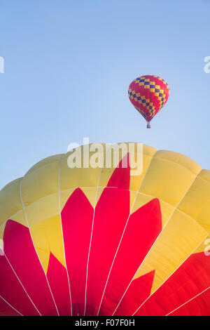 Heißluft Ballons im Flug am jährlichen See Travis Event Stockfoto