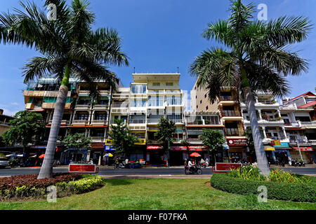 Geschäfte, Hotels, Riverside, Sisowath Quay, Phnom Penh, Kambodscha, Khmer, Motorräder, Verkehr, Massage, Palmen, Avenue, Cafés Stockfoto