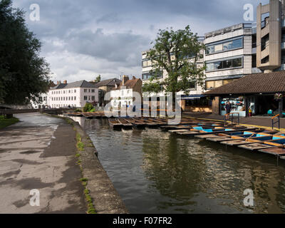 Stocherkähne warten auf Touristen auf dem Fluss Cam oberhalb der Silver Street Bridge in Cambridge, England Stockfoto