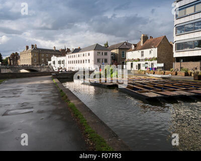 Stocherkähne warten auf Touristen auf dem Fluss Cam oberhalb der Silver Street Bridge in Cambridge, England Stockfoto