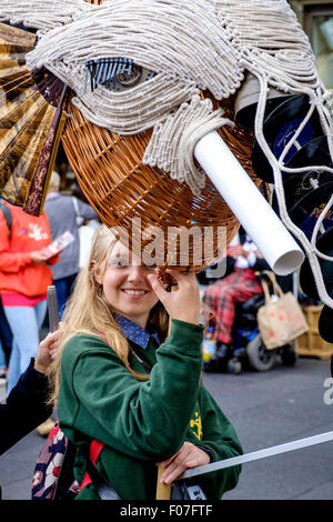 Edinburgh Fringe Festival 2015 - unterhält eine Darsteller auf der Royal Mile in während verteilen Broschüren Werbung ihre show Stockfoto