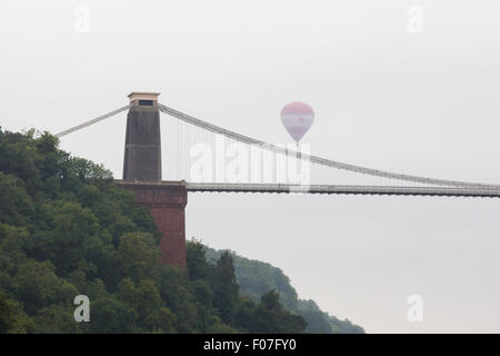 Bristol, UK. 9. August 2015. Regen und niedrigen Wolken auf Bristol abstammen, wie die endgültige Masse Einführung des 37. Bristol International Balloon Fiesta soll begonnen wurde.  Jedoch nahm eine Reihe von Ballonfahrer in die Luft fliegen über den Fluss Avon zu nahegelegenen Clifton. Bristol, UK. 9. August 2015. Bildnachweis: Redorbital Fotografie/Alamy Live-Nachrichten Stockfoto