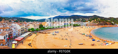 Panorama Blick auf Tossa De Mar, Katalonien, Spanien bei stürmischem Wetter. Strand, Kai und Stadtbild Stockfoto