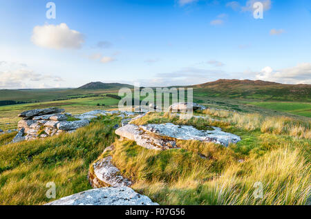 Wilden und rauhen Moorland auf Bodmin Moorl, mit Blick auf die beiden höchsten Gipfel in Cornwall mit groben Tor auf der linken Seite und braun Stockfoto