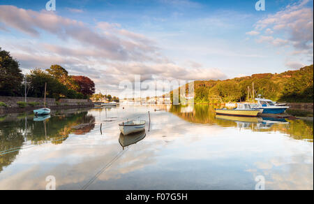 Boote an Höhe Gezeiten am Fluss Tamar bei Millbrook in Cornwall Stockfoto