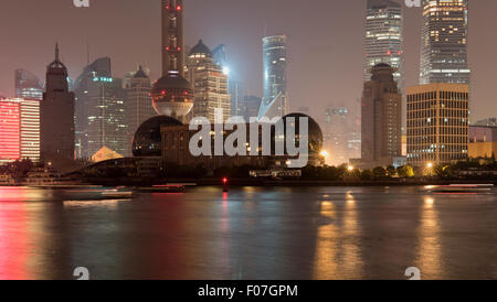 Nachtansicht der Innenstadt und die Böschung in Shanghai Stockfoto