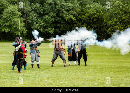 Mitglieder des Vereins Sealed Knot Teilnahme an eine Nachstellung der Schlacht von Polson Brücke, Launceston, Cornwall, UK Stockfoto