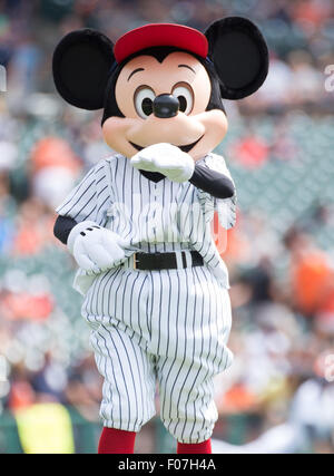 Detroit, Michigan, USA. 30. Juli 2015. Mickey-Mouse führt bei einem Spiel der regulären Saison zwischen den Detroit Tigers und den Boston Red Sox im Comerica Park in Detroit, Michigan. Brent Clark/CSM/Alamy Live-Nachrichten Stockfoto