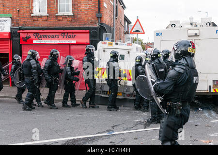 Belfast, Nordirland. 9. August 2015 - PSNI Riot Squad einziehen, Wasserkocher Randalierer Credit: Stephen Barnes/Alamy Live News Stockfoto